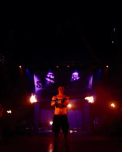 Person die eine brennende Fackel schwinkt