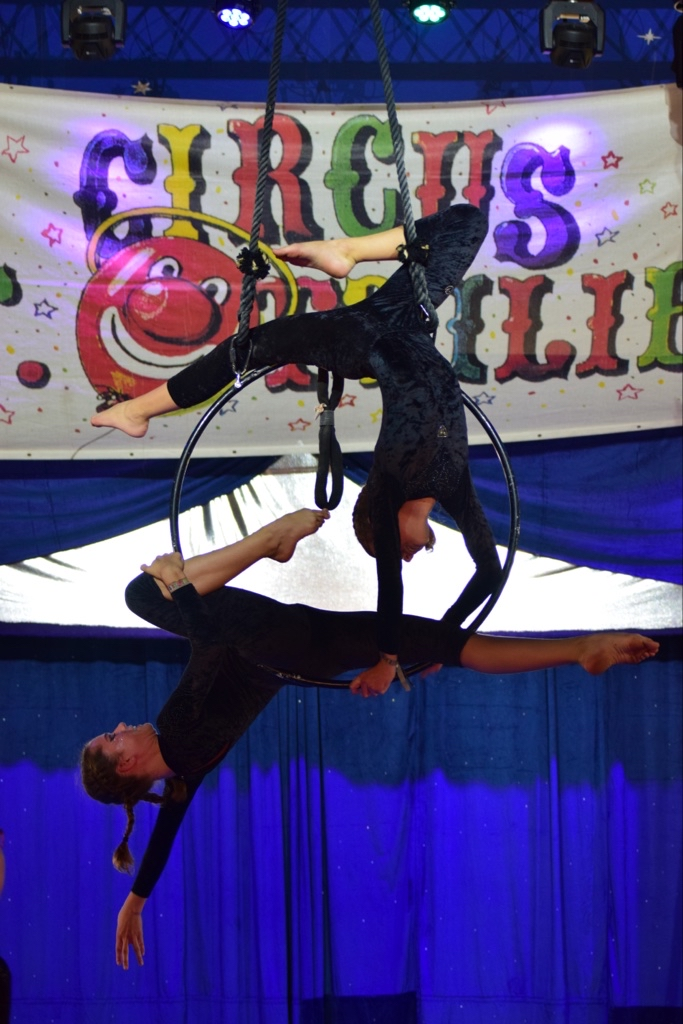 Zwei Personen bei der Luftakrobatik